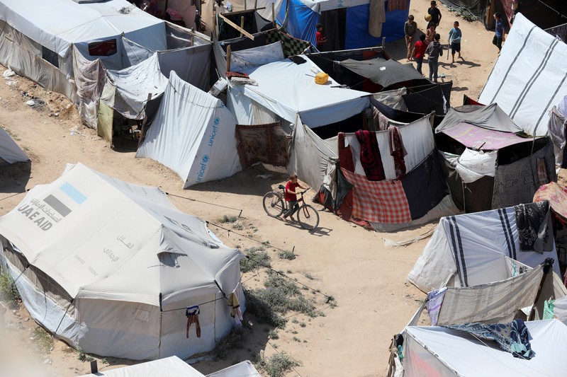 Warga Palestina, termasuk pengungsi, berdesakan di Deir Al-Balah ketika orang-orang terus meninggalkan Rafah akibat operasi darat Israel, di Jalur Gaza tengah, 12 Mei 2024. Warga Palestina, termasuk pengungsi, berdesakan di Deir Al-Balah ketika orang-orang terus meninggalkan Rafah akibat operasi darat Israel, di Jalur Gaza tengah, 12 Mei 2024. (REUTERS/Ramadan Abed)