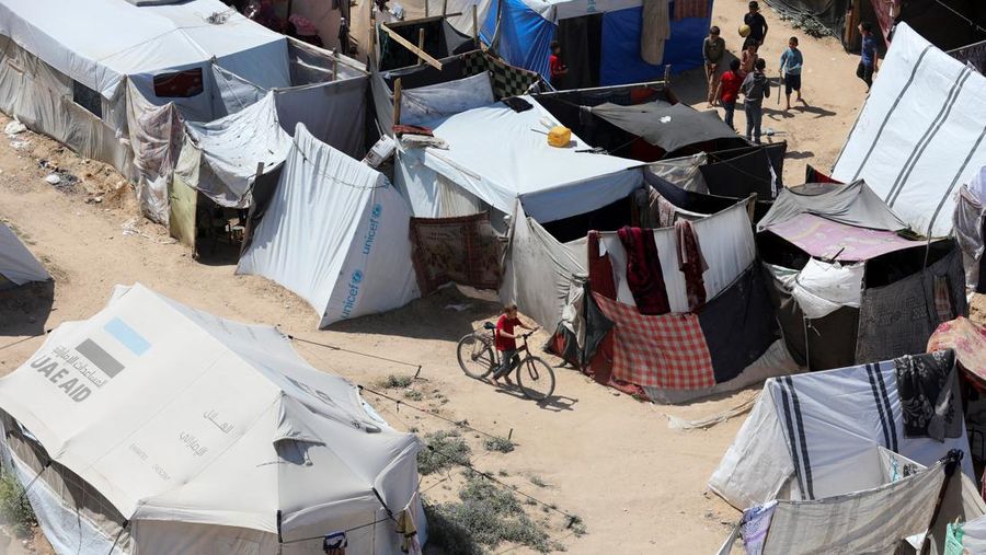 Pengungsi Palestina, yang meninggalkan rumah mereka karena serangan Israel, berlindung di tenda kamp, di tengah konflik yang sedang berlangsung antara Israel dan kelompok Islam Palestina Hamas, di Deir Al-Balah di Jalur Gaza tengah, 12 Mei 2024. (REUTERS/Ramadan Abed)