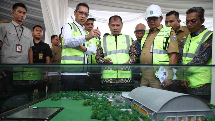Penjabat (Pj) Gubernur DKI Jakarta Heru Budi Hartono melakukan peletakan batu pertama atau groundbreaking pembangunan Refuse Derived Fuel (RDF) Rorotan, Jakarta Utara. (Dok. Detikcom/Pradita Utama)