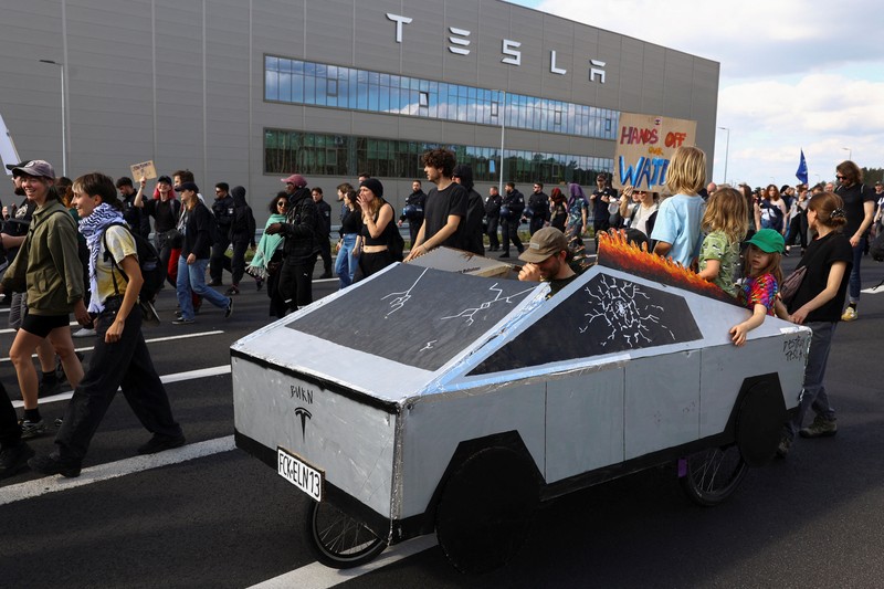 Demonstran memprotes perluasan Tesla Gigafactory, di Gruenheide dekat Berlin, Jerman, 11 Mei 2024. (REUTERS/Christian Mang)