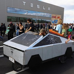 Potret Pabrik Kebanggaan Elon Musk Diamuk Massa, Polisi Turun Tangan