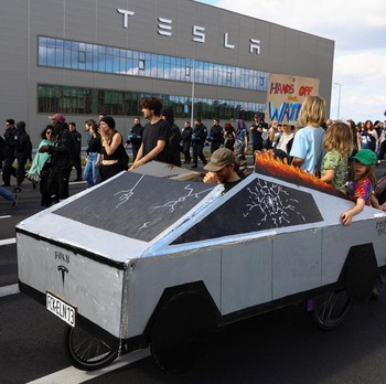 Potret Pabrik Kebanggaan Elon Musk Diamuk Massa, Polisi Turun Tangan