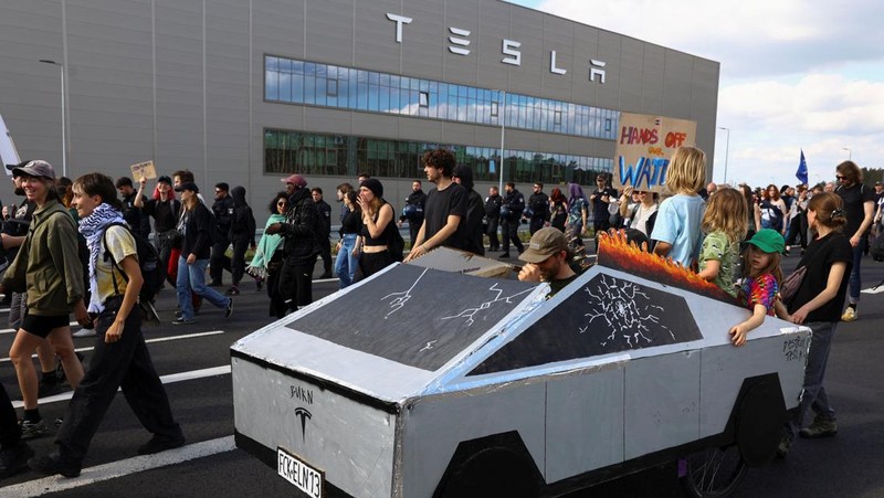 Demonstran memprotes perluasan Tesla Gigafactory, di Gruenheide dekat Berlin, Jerman, 11 Mei 2024. (REUTERS/Christian Mang)
