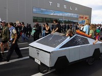 Demo Besar-besaran Tesla Gagal, Elon Musk Menang