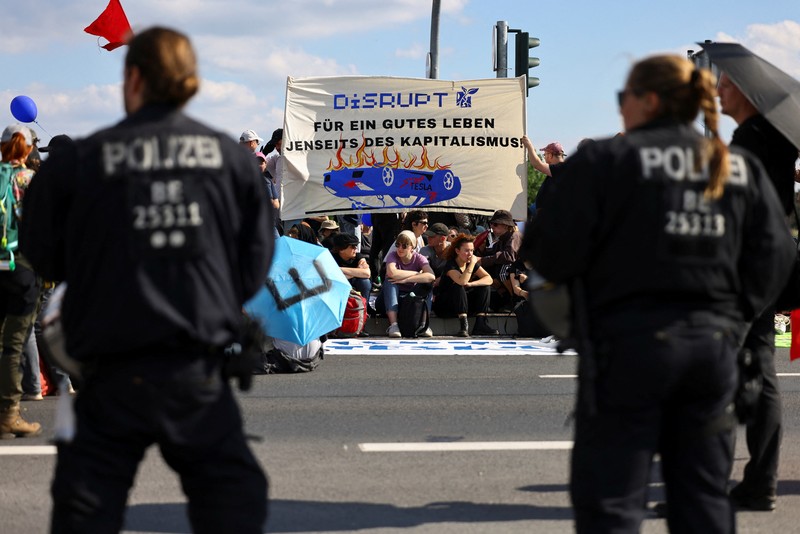 Demonstran memprotes perluasan Tesla Gigafactory, di Gruenheide dekat Berlin, Jerman, 11 Mei 2024. (REUTERS/Christian Mang)