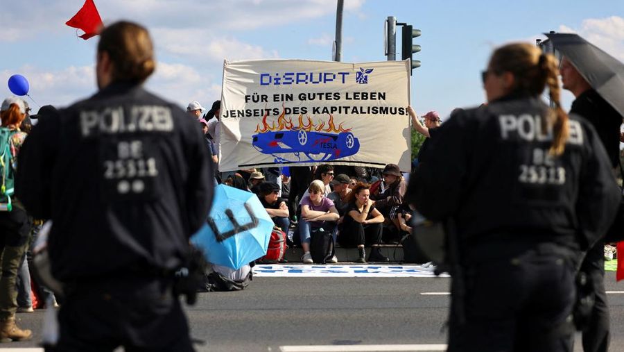 Demonstran memprotes perluasan Tesla Gigafactory, di Gruenheide dekat Berlin, Jerman, 11 Mei 2024. (REUTERS/Christian Mang)