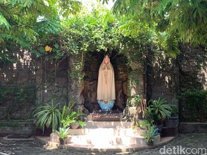 Berdoa di Taman Doa Maria Gereja Pringgolayan Bantul, Ademnya Bikin Khusyuk