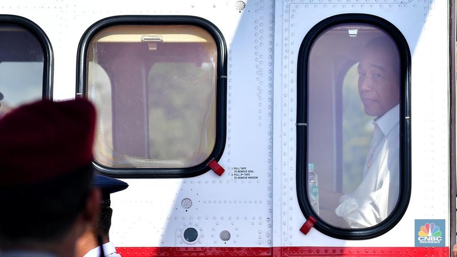 Presiden Joko Widodo (Jokowi) bertolak ke Kabupaten Muna, Sulawesi Utara, Senin (13/5/2024). Dalam kunjungan kerja itu Jokowi akan melakukan tinjauan ke Rumah Sakit (RS), pasar, hingga peresmian jalan. (CNBC Indonesia/Emir Yanwardhana)