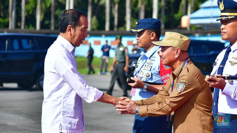 Presiden Joko Widodo (Jokowi) bertolak ke Kabupaten Muna, Sulawesi Utara, Senin (13/5/2024). Dalam kunjungan kerja itu Jokowi akan melakukan tinjauan ke Rumah Sakit (RS), pasar, hingga peresmian jalan. (CNBC Indonesia/Emir Yanwardhana)