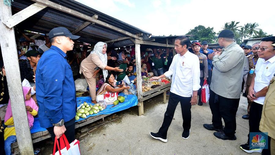 Presiden Joko Widodo (Jokowi) melakukan kunjungan ke Pasar rakyat Kembara di Kabupaten Muna Barat, Sulawesi Tenggara, Senin (13/5/2024). Ia ingin memastikan harga hingga pasokan kebutuhan pokok di kawasan. (CNBC Indonesia/Emir Yanwardhana)