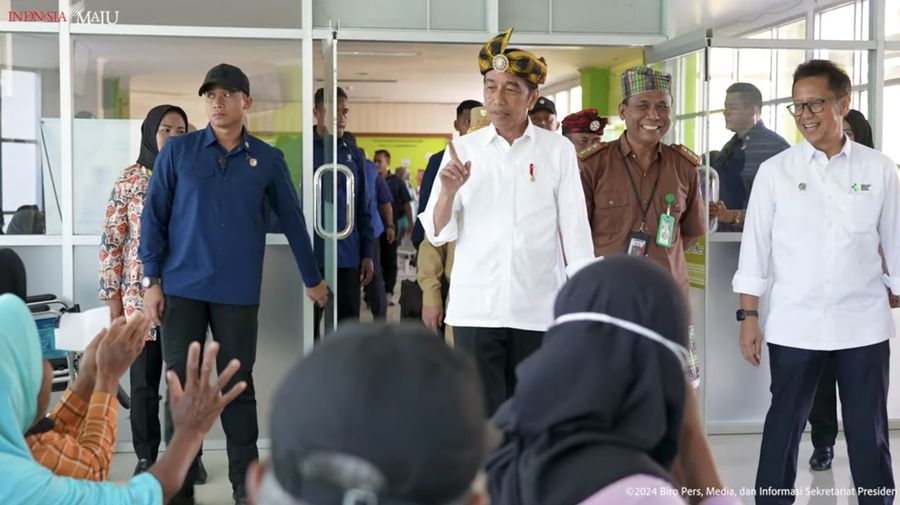 Presiden Joko Widodo (Jokowi) meninjau Rumah Sakit Umum Daerah (RSUD) dr. H.L.M. Baharuddin, M.Kes di Kabupaten Muna, Provinsi Sulawesi Tenggara. (Tangkapan Layar Youtube Sekretariat Presiden)