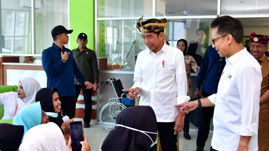 Presiden Joko Widodo (Jokowi) meninjau Rumah Sakit Umum Daerah (RSUD) dr. H.L.M. Baharuddin, M.Kes di Kabupaten Muna, Provinsi Sulawesi Tenggara. (Dok. Sekretariat Presiden)