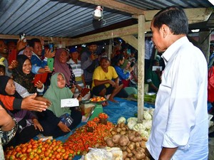 Jokowi Tinjau Pasar Kambara di Sultra, Ungkap Harga Beras-Bawang Stabil