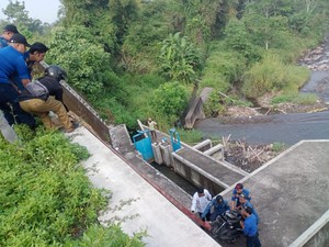 Remaja Cenglu Tabrak Pembatas Jembatan-Motor Terpental Jatuh ke Dasar Sungai
