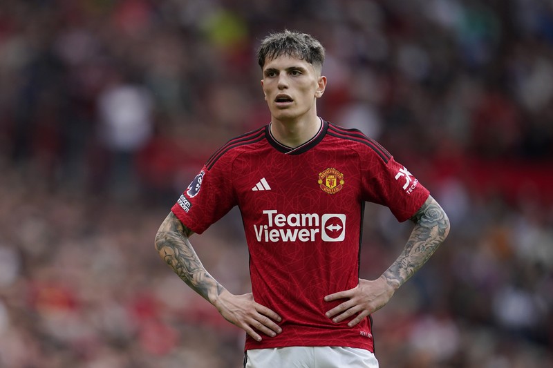 Hujan turun dari atap stadion Old Trafford usai pertandingan sepak bola Liga Inggris antara Manchester United dan Arsenal, di Manchester, Inggris, Minggu, 12 Mei 2024. Arsenal menang 1-0. (AP Photo/Dave Thompson)