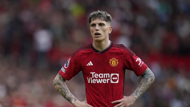 Hujan turun dari atap stadion Old Trafford usai pertandingan sepak bola Liga Inggris antara Manchester United dan Arsenal, di Manchester, Inggris, Minggu, 12 Mei 2024. Arsenal menang 1-0. (AP Photo/Dave Thompson)