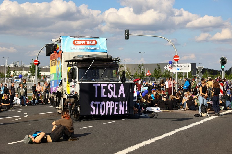 Demonstran memprotes perluasan Tesla Gigafactory, di Gruenheide dekat Berlin, Jerman, 11 Mei 2024. Demonstran memprotes perluasan Tesla Gigafactory, di Gruenheide dekat Berlin, Jerman, 11 Mei 2024. (REUTERS/Christian Mang)