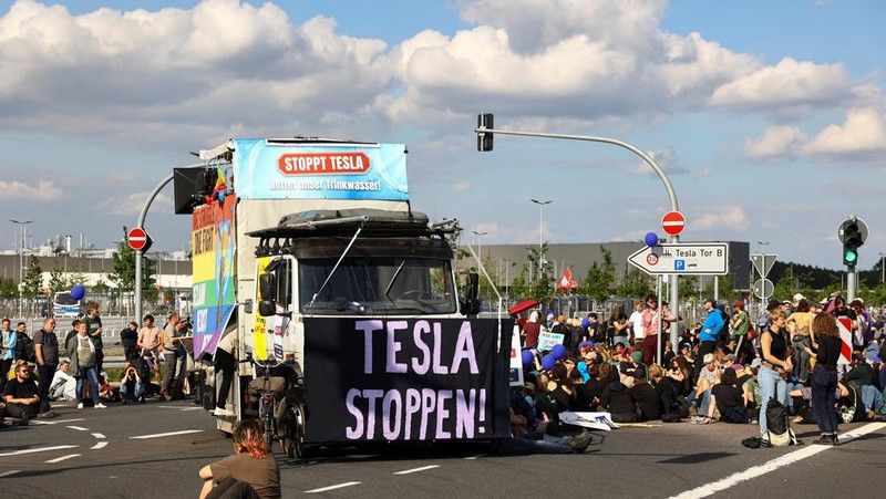 Demonstran memprotes perluasan Tesla Gigafactory, di Gruenheide dekat Berlin, Jerman, 11 Mei 2024. (REUTERS/Christian Mang)