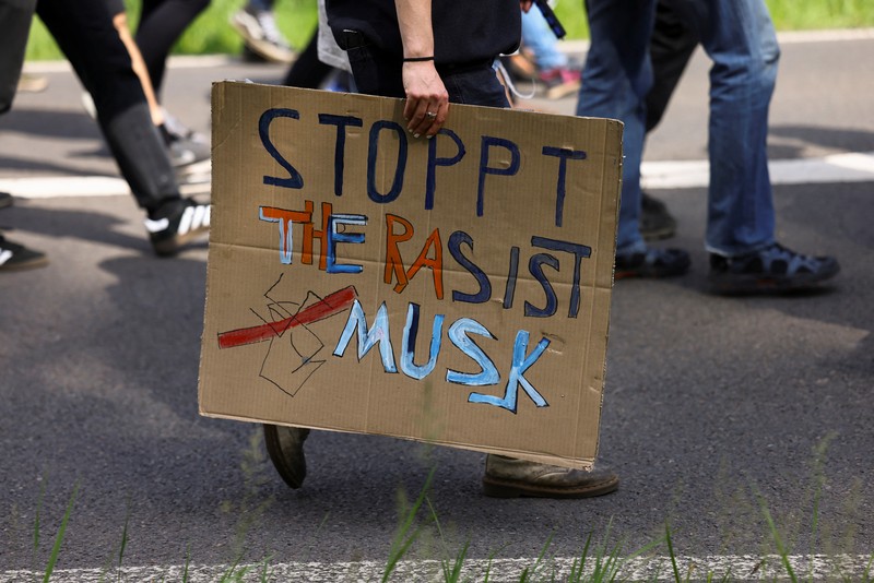 Demonstran memprotes perluasan Tesla Gigafactory, di Gruenheide dekat Berlin, Jerman, 11 Mei 2024. (REUTERS/Christian Mang)