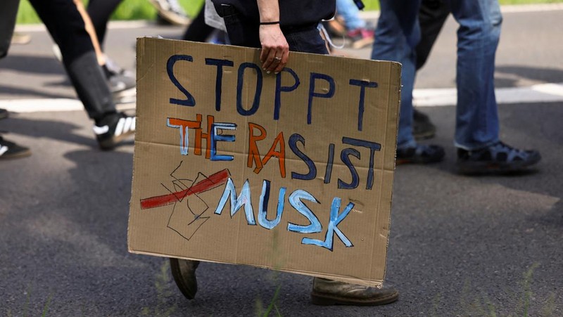 Demonstran memprotes perluasan Tesla Gigafactory, di Gruenheide dekat Berlin, Jerman, 11 Mei 2024. (REUTERS/Christian Mang)