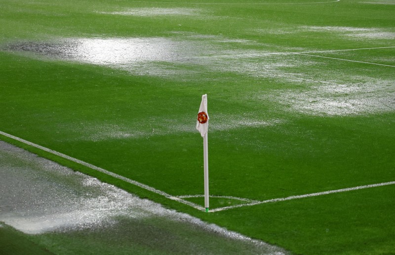 Hujan turun dari atap stadion Old Trafford usai pertandingan sepak bola Liga Inggris antara Manchester United dan Arsenal, di Manchester, Inggris, Minggu, 12 Mei 2024. Arsenal menang 1-0. (AP Photo/Dave Thompson)