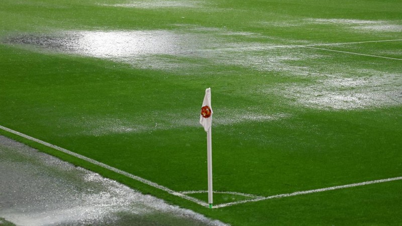 Hujan turun dari atap stadion Old Trafford usai pertandingan sepak bola Liga Inggris antara Manchester United dan Arsenal, di Manchester, Inggris, Minggu, 12 Mei 2024. Arsenal menang 1-0. (AP Photo/Dave Thompson)
