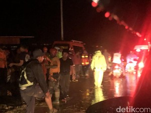 Sempat Tertutup Longsor, Akses Jalan Sitinjau Lauik Sudah Bisa Dilalui Motor