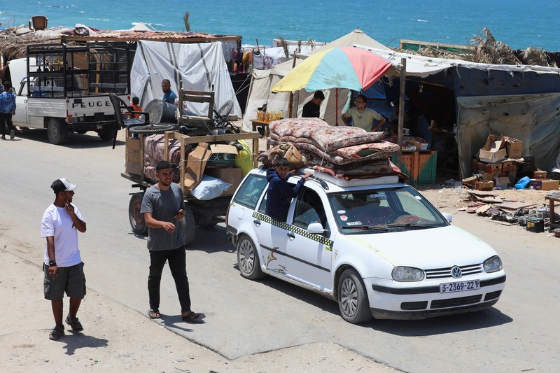 Warga Palestina, termasuk pengungsi, berdesakan di Deir Al-Balah ketika orang-orang terus meninggalkan Rafah akibat operasi darat Israel, di Jalur Gaza tengah, 12 Mei 2024. Warga Palestina, termasuk pengungsi, berdesakan di Deir Al-Balah ketika orang-orang terus meninggalkan Rafah akibat operasi darat Israel, di Jalur Gaza tengah, 12 Mei 2024. (REUTERS/Ramadan Abed)