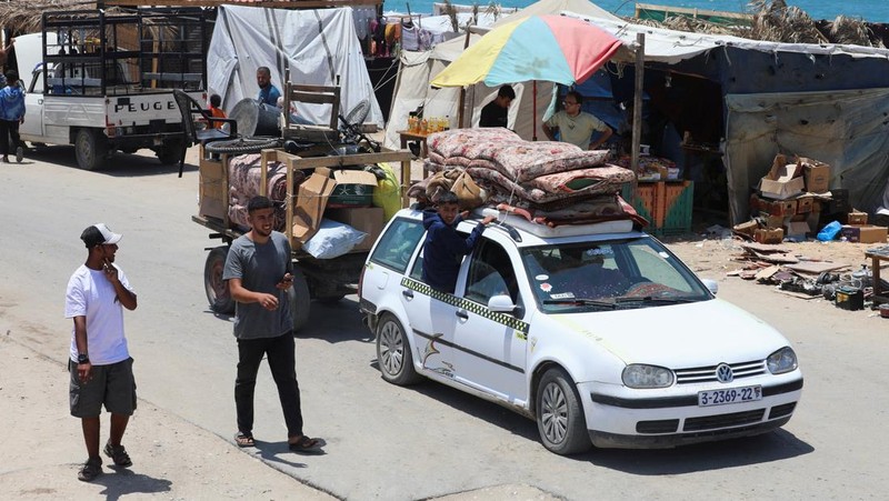 Warga Palestina, termasuk pengungsi, berdesakan di Deir Al-Balah ketika orang-orang terus meninggalkan Rafah akibat operasi darat Israel, di Jalur Gaza tengah, 12 Mei 2024. (REUTERS/Ramadan Abed)