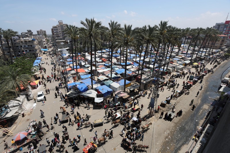 Warga Palestina, termasuk pengungsi, berdesakan di Deir Al-Balah ketika orang-orang terus meninggalkan Rafah akibat operasi darat Israel, di Jalur Gaza tengah, 12 Mei 2024. (REUTERS/Ramadan Abed)