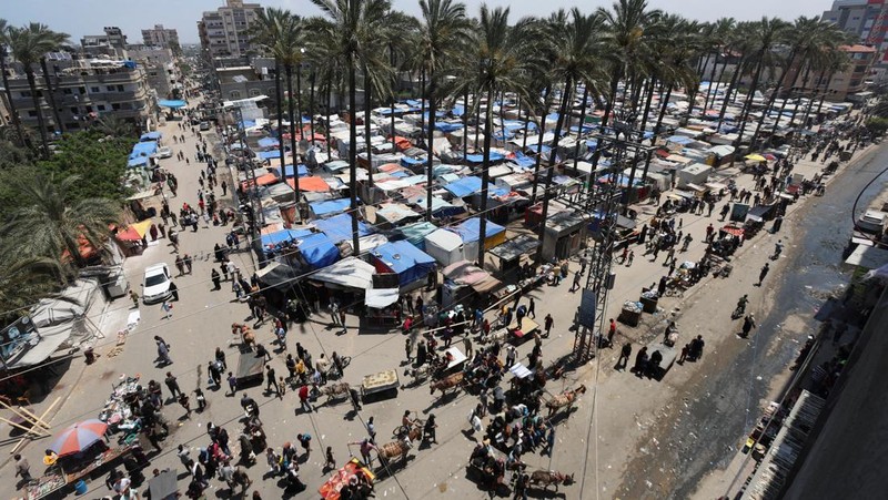 Warga Palestina, termasuk pengungsi, berdesakan di Deir Al-Balah ketika orang-orang terus meninggalkan Rafah akibat operasi darat Israel, di Jalur Gaza tengah, 12 Mei 2024. (REUTERS/Ramadan Abed)
