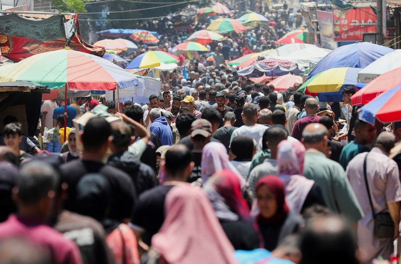 Warga Palestina, termasuk pengungsi, berdesakan di Deir Al-Balah ketika orang-orang terus meninggalkan Rafah akibat operasi darat Israel, di Jalur Gaza tengah, 12 Mei 2024. Warga Palestina, termasuk pengungsi, berdesakan di Deir Al-Balah ketika orang-orang terus meninggalkan Rafah akibat operasi darat Israel, di Jalur Gaza tengah, 12 Mei 2024. (REUTERS/Ramadan Abed)