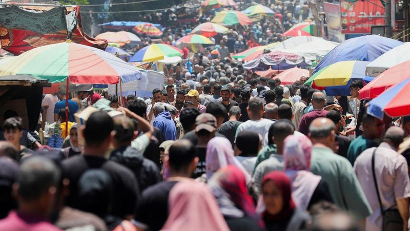 Warga Palestina, termasuk pengungsi, berdesakan di Deir Al-Balah ketika orang-orang terus meninggalkan Rafah akibat operasi darat Israel, di Jalur Gaza tengah, 12 Mei 2024. (REUTERS/Ramadan Abed)