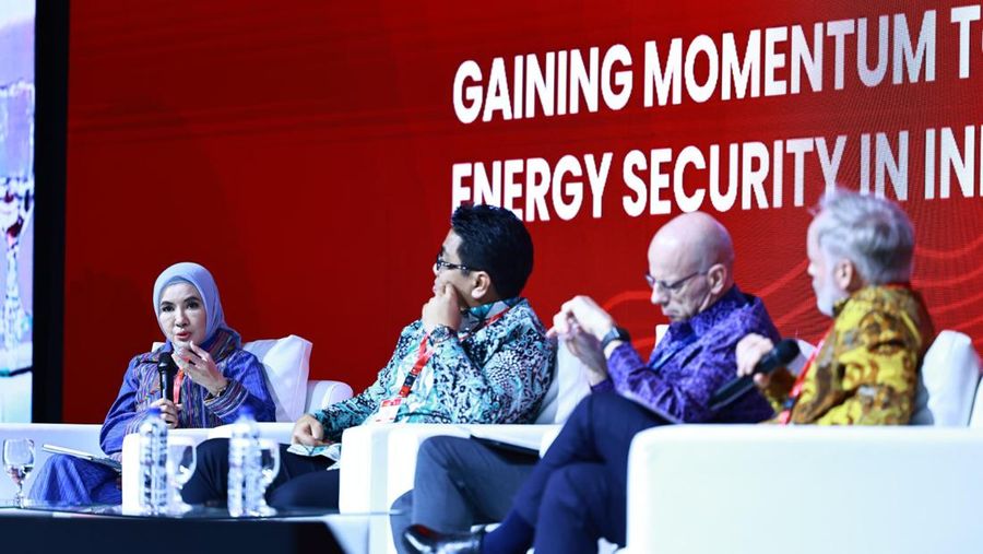 Direktur Utama Pertamina Nicke Widyawati dalam pemaparan di acara The 48th IPA Convention & Exhibition (IPA Convex 2024), di ICE BSD City, Tangerang Selatan, Selasa (14/5/2024). (Dok. Pertamina)