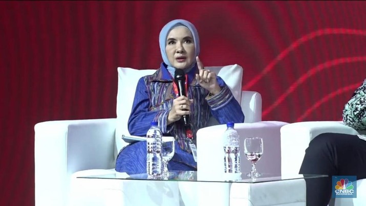 Direktur Utama Pertamina Nicke Widyawati dalam pemaparan di acara The 48th IPA Convention & Exhibition (IPA Convex 2024), di ICE BSD City, Tangerang Selatan, Selasa (14/5/2024). (CNBC Indonesia/Verda Nano Setiawan)