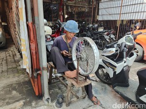 Suka Duka Eko, Sejak Belia Kerja Setel Pelek Motor demi Sekolahkan 7 Adiknya