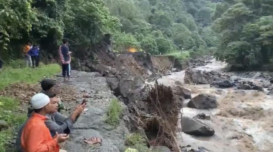 Foto udara drone ini menunjukkan jalan penghubung Padang-Bukittinggi putus total akibat banjir bandang. Badan jalan amblas di kawasan Lembah Anai, Minggu, 12 Mei 2024. (Dok. Istimewa via Detikcom)