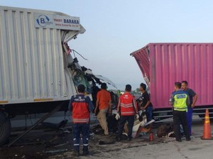 Brakk! Truk Parkir Diseruduk di Tol Pejagan-Pemalang, 2 Tewas