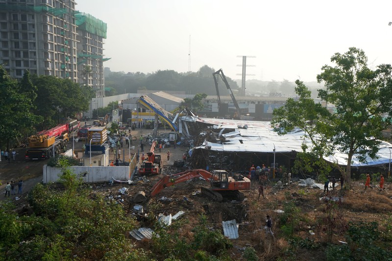 Kondisi SPBU yang rusak setelah papan reklame besar jatuh saat hujan badai di Mumbai, India, Selasa (14/5/2024). (REUTERS/Hemanshi Kamani)