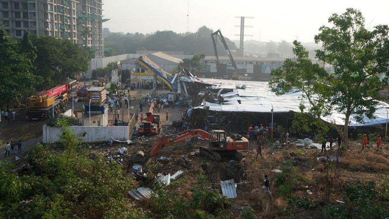 Kondisi SPBU yang rusak setelah papan reklame besar jatuh saat hujan badai di Mumbai, India, Selasa (14/5/2024). (REUTERS/Hemanshi Kamani)