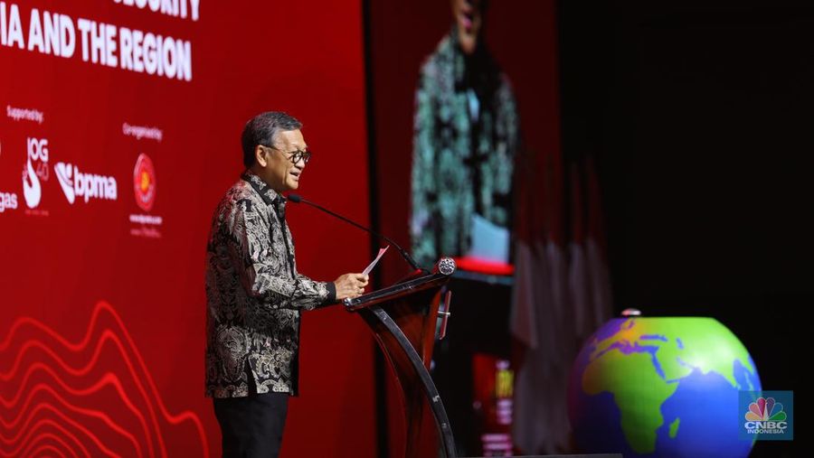 Menteri Energi dan Sumber Daya Mineral (ESDM) Arifin Tasrif dalam acara Indonesian Petroleum Association (IPA) pameran IPA Convex Ke-48 di ICE BSD City, Tangerang, Banten, Selasa (14/5/2024) hingga Jumat (16/5/2024). (CNBC Indonesia/Tri Susilo)