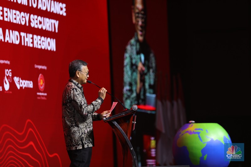 Menteri Energi dan Sumber Daya Mineral (ESDM) Arifin Tasrif saat menghadiri acara Indonesian Petroleum Association (IPA) pameran IPA Convex Ke-48 di ICE BSD City, Tangerang, Banten, Selasa (14/5/2024). (CNBC Indonesia/Tri Susilo) Menteri Energi dan Sumber Daya Mineral (ESDM) Arifin Tasrif saat menghadiri acara Indonesian Petroleum Association (IPA) pameran IPA Convex Ke-48 di ICE BSD City, Tangerang, Banten, Selasa (14/5/2024). (CNBC Indonesia/Tri Susilo)