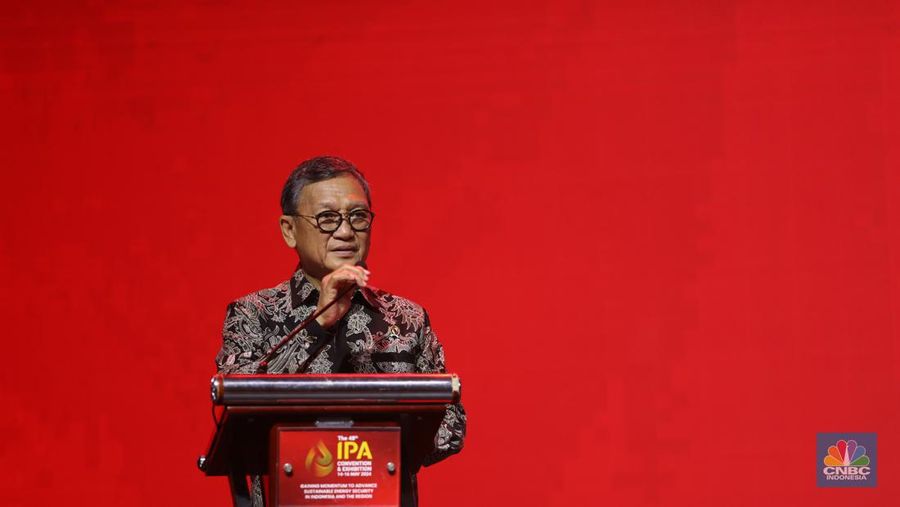 Menteri Energi dan Sumber Daya Mineral (ESDM) Arifin Tasrif dalam acara Indonesian Petroleum Association (IPA) pameran IPA Convex Ke-48 di ICE BSD City, Tangerang, Banten, Selasa (14/5/2024) hingga Jumat (16/5/2024). (CNBC Indonesia/Tri Susilo)