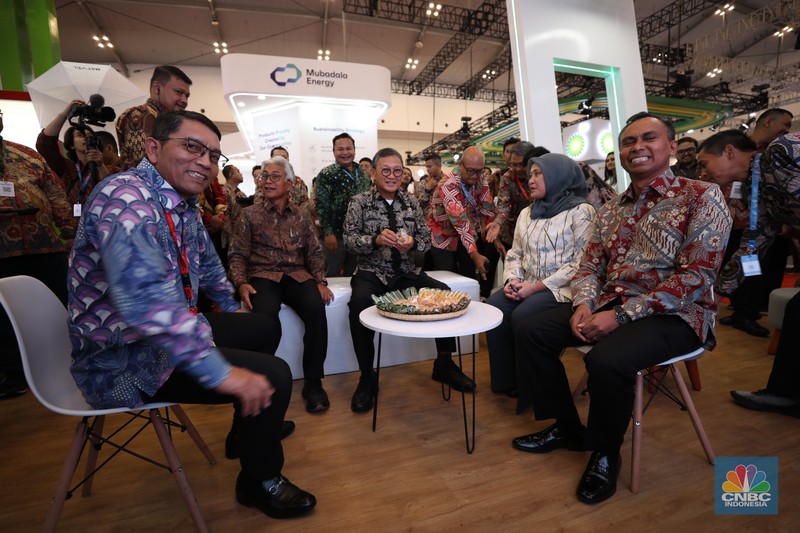 Menteri Energi dan Sumber Daya Mineral (ESDM) Arifin Tasrif saat menghadiri acara Indonesian Petroleum Association (IPA) pameran IPA Convex Ke-48 di ICE BSD City, Tangerang, Banten, Selasa (14/5/2024). (CNBC Indonesia/Tri Susilo) Menteri Energi dan Sumber Daya Mineral (ESDM) Arifin Tasrif saat menghadiri acara Indonesian Petroleum Association (IPA) pameran IPA Convex Ke-48 di ICE BSD City, Tangerang, Banten, Selasa (14/5/2024). (CNBC Indonesia/Tri Susilo)