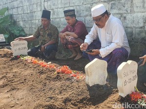 Ibu dan Anak Korban Kecelakaan Maut Fortuner Dimakamkan Berdampingan