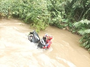 Heboh Pria Ceburkan Diri ke Sungai Cipakancilan Cilebut, Damkar Evakuasi