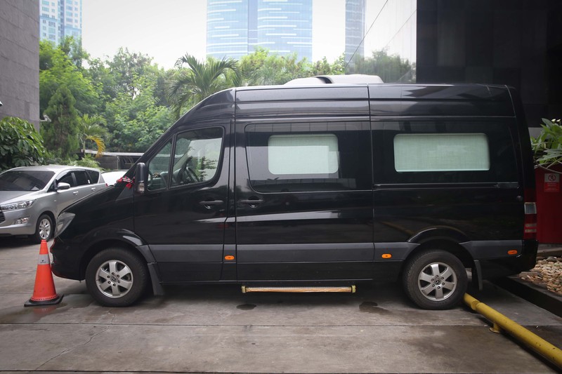 Petugas keamanan KPK mengawasi mobil merek Mercedes Benz Sprinter di kawasan gedung Merah Putih KPK, Jakarta, Selasa (14/5/2024). (detikcom/Grandyos Zafna)