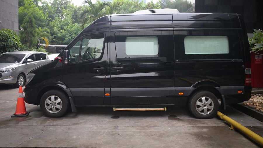 Petugas keamanan KPK mengawasi mobil merek Mercedes Benz Sprinter di kawasan gedung Merah Putih KPK, Jakarta, Selasa (14/5/2024). (detikcom/Grandyos Zafna)
