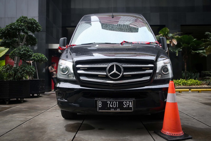 Petugas keamanan KPK mengawasi mobil merek Mercedes Benz Sprinter di kawasan gedung Merah Putih KPK, Jakarta, Selasa (14/5/2024). (detikcom/Grandyos Zafna)