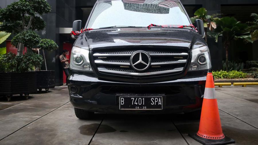 Petugas keamanan KPK mengawasi mobil merek Mercedes Benz Sprinter di kawasan gedung Merah Putih KPK, Jakarta, Selasa (14/5/2024). (detikcom/Grandyos Zafna)
